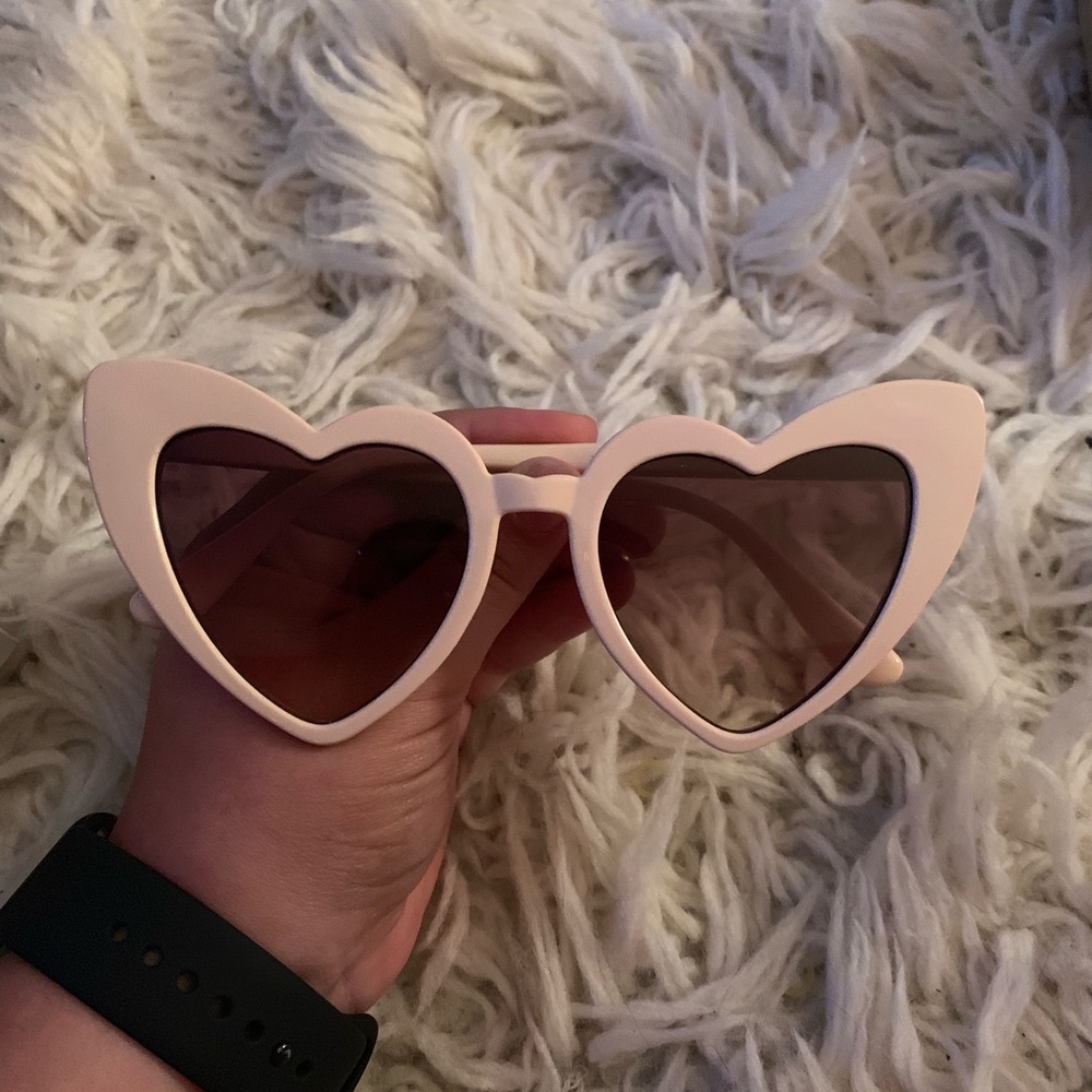 🌻 heart shaped sunglasses 🌻